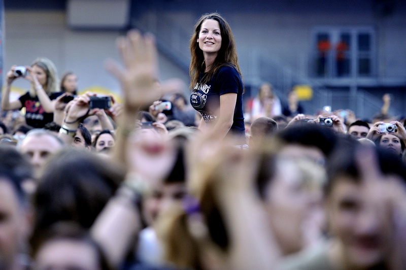 Zagreb, 080611.
Stadion Maksimir.
Nastup americke rock grupe Bon Jovi. 
Na slici: publika.
Foto: Boris Kovacev / CROPIX