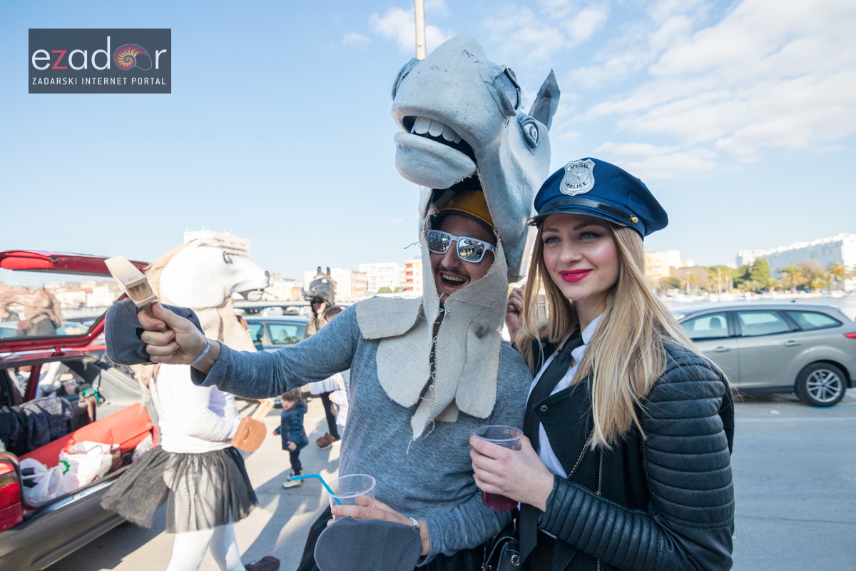 Zadarski karneval 2018: Povorka maškaranih skupina od Gradskih vrata preko Foruma do Narodnog trga Zadarski karneval 2018: Povorka maškaranih skupina od Gradskih vrata preko Foruma do Narodnog trga