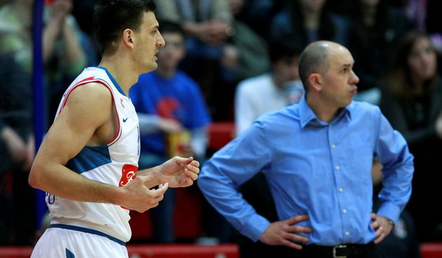 Zagreb, 050211.
KC Drazen Petrovic.
Kosarkaska utakmica 20. kola NLB lige, Cibona – Crvena zvezda.
Na fotografiji: Gordan Giricek i Drazen Anzulovic.
Foto: Ronald Gorsic / CROPIX