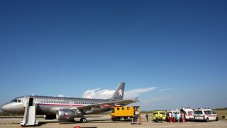 Dan poslije nesrece ceskih turista, Ozlijedjeni Cesi dovezeni su kombijma hitne pomoci iz gospicke bolnice te su ukrcani u avion. Foto: Jure Miskovic / CROPIX Dan poslije nesrece ceskih turista, Ozlijedjeni Cesi dovezeni su kombijma hitne pomoci iz gospicke bolnice te su ukrcani u avion. Foto: Jure Miskovic / CROPIX