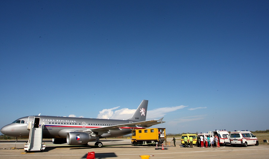 Dan poslije nesrece ceskih turista, Ozlijedjeni Cesi dovezeni su kombijma hitne pomoci iz gospicke bolnice te su ukrcani u avion. Foto: Jure Miskovic / CROPIX Dan poslije nesrece ceskih turista, Ozlijedjeni Cesi dovezeni su kombijma hitne pomoci iz gospicke bolnice te su ukrcani u avion. Foto: Jure Miskovic / CROPIX