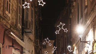 Građani na ulicama Zadra poštujući mjere dočekali 2021. godinu