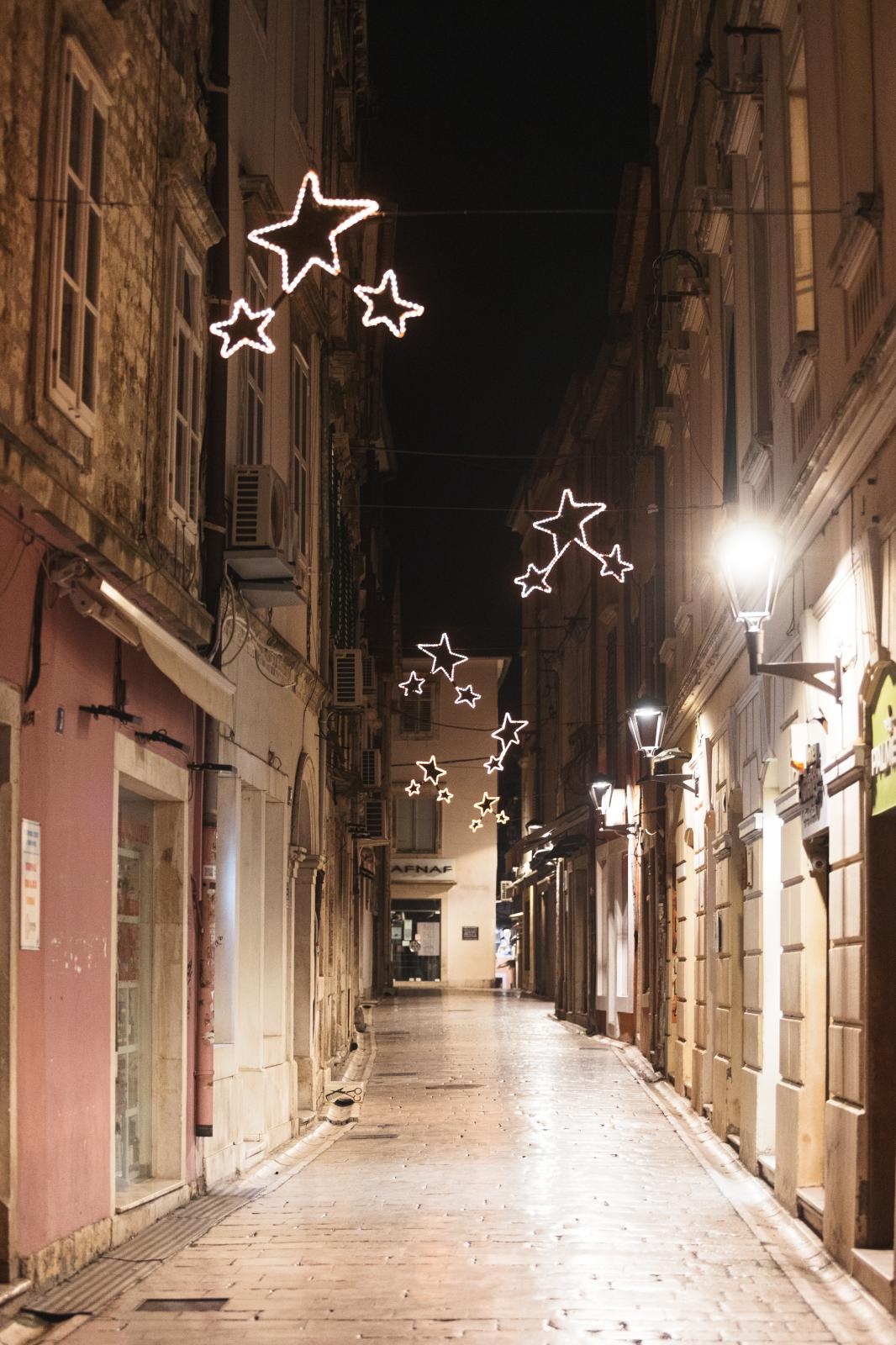 Građani na ulicama Zadra poštujući mjere dočekali 2021. godinu