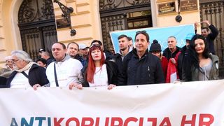 Ispred zgrade Županijskog suda održan skup podrške Stipi Petrini kojeg tuži sutkinja Maja Šupe Ispred zgrade Županijskog suda održan skup podrške Stipi Petrini kojeg tuži sutkinja Maja Šupe