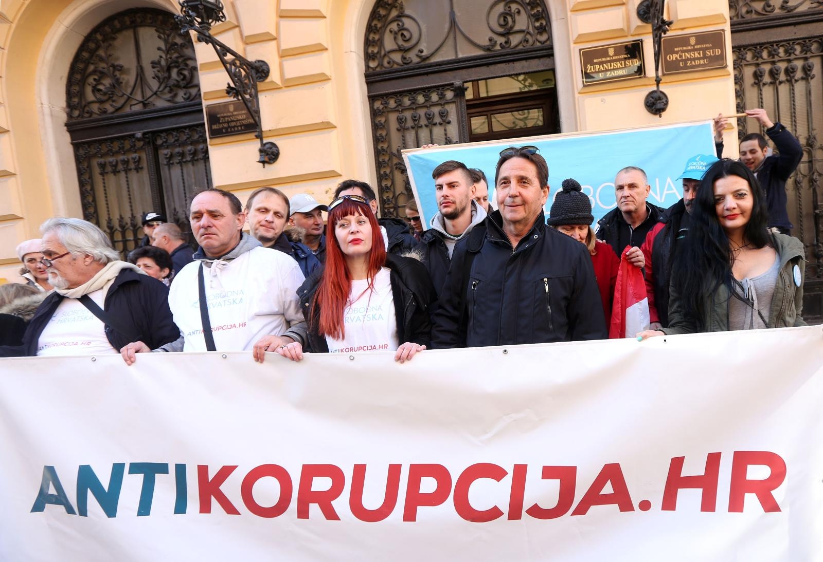 Ispred zgrade Županijskog suda održan skup podrške Stipi Petrini kojeg tuži sutkinja Maja Šupe Ispred zgrade Županijskog suda održan skup podrške Stipi Petrini kojeg tuži sutkinja Maja Šupe