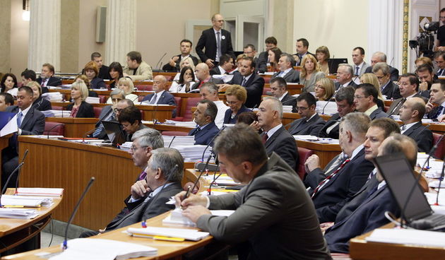 Zagreb, 180912.
Sabor.
Hrvatski sabor poceo je jesensko zasjedanje, na 5. sjednici koja bi trebala trajati cetiri tjedna. Sjednica je pocela aktualnim prijepodnevom na kojem zastupnici postavljaju pitanja clanovima Vlade.
Foto: Davor Pongracic / CROPIX