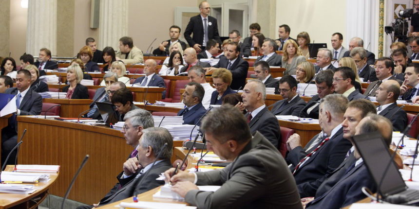 Zagreb, 180912.
Sabor.
Hrvatski sabor poceo je jesensko zasjedanje, na 5. sjednici koja bi trebala trajati cetiri tjedna. Sjednica je pocela aktualnim prijepodnevom na kojem zastupnici postavljaju pitanja clanovima Vlade.
Foto: Davor Pongracic / CROPIX Zagreb, 180912.
Sabor.
Hrvatski sabor poceo je jesensko zasjedanje, na 5. sjednici koja bi trebala trajati cetiri tjedna. Sjednica je pocela aktualnim prijepodnevom na kojem zastupnici postavljaju pitanja clanovima Vlade.
Foto: Davor Pongracic / CROPIX