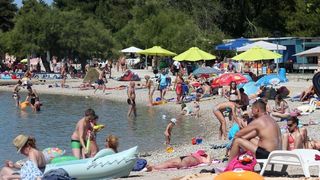 Uživanje u ljetu na vodičkim plažama. Photo: Duško Jaramaz/PIXSELL Uživanje u ljetu na vodičkim plažama. Photo: Duško Jaramaz/PIXSELL