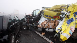 Zagreb, 161111.
Zagrebacka obilaznica, smjer istok, na mostu prije cvora Ivanja Reka, u jutrosnjoj magli oko 7 i 30 sati , sudarilo se dvadesetak automobila, a ozlijedjeno je vise osoba.
Foto: Goran Mehkek / Cropix