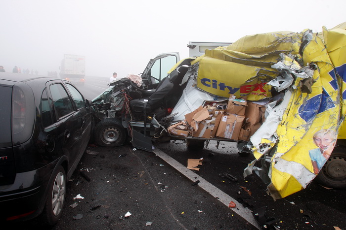 Zagreb, 161111.
Zagrebacka obilaznica, smjer istok, na mostu prije cvora Ivanja Reka, u jutrosnjoj magli oko 7 i 30 sati , sudarilo se dvadesetak automobila, a ozlijedjeno je vise osoba.
Foto: Goran Mehkek / Cropix