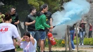 Zadar, 170513. 
Danas su se ucenici zavrsnih razreda zadarskih srednjih skola oprostili od skolskih klupa tradicionalnom Norijadom. 
Uz neizostavni alkohol, pjesmu i prosipanje brasna i jaja po centru grada, nakratko su privukli pozornost prolaznika na se