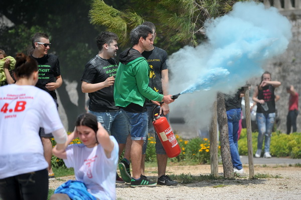 Zadar, 170513. 
Danas su se ucenici zavrsnih razreda zadarskih srednjih skola oprostili od skolskih klupa tradicionalnom Norijadom. 
Uz neizostavni alkohol, pjesmu i prosipanje brasna i jaja po centru grada, nakratko su privukli pozornost prolaznika na se