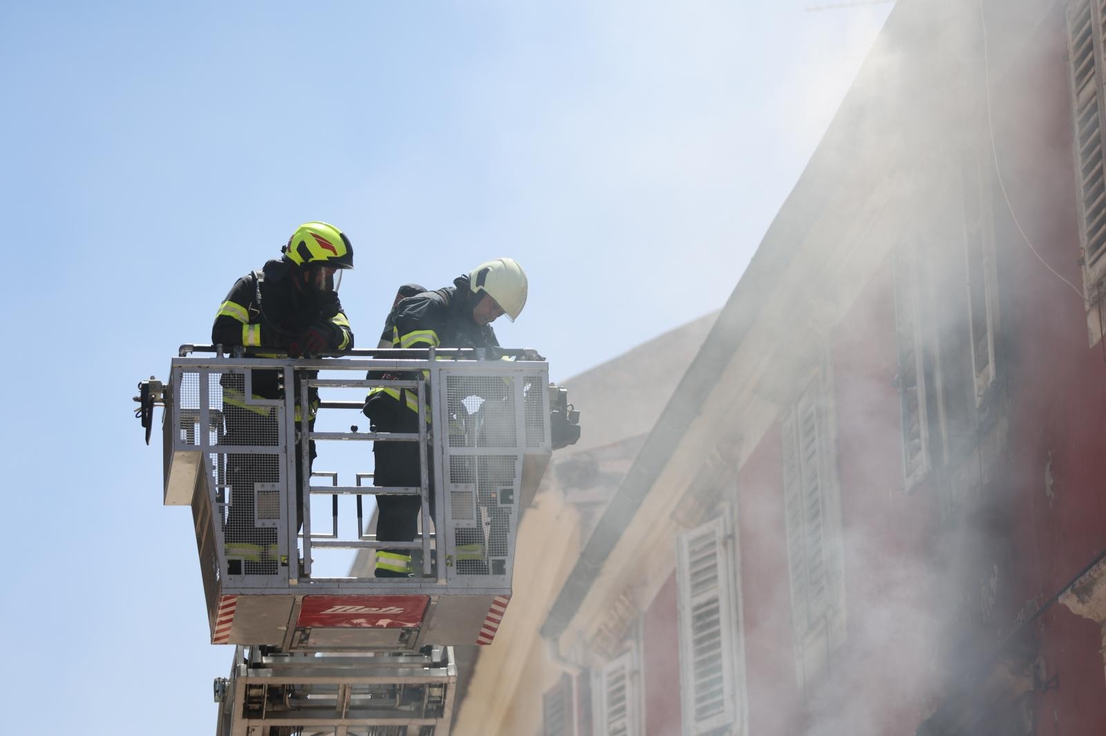 Veliki požar izbio u zgradi na Narodnom trgu Veliki požar izbio u zgradi na Narodnom trgu