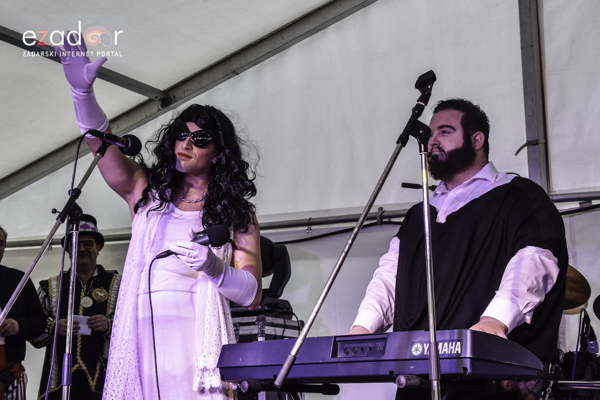 Paški zimski karneval 2018: Karnevalska povorka prošla ulicama grada do Pijace