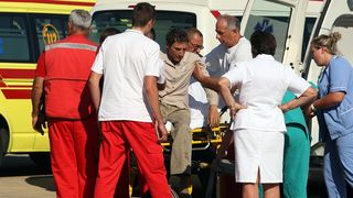 Dan poslije nesrece ceskih turista, Ozlijedjeni Cesi dovezeni su kombijma hitne pomoci iz gospicke bolnice te su ukrcani u avion. Foto: Jure Miskovic / CROPIX Dan poslije nesrece ceskih turista, Ozlijedjeni Cesi dovezeni su kombijma hitne pomoci iz gospicke bolnice te su ukrcani u avion. Foto: Jure Miskovic / CROPIX