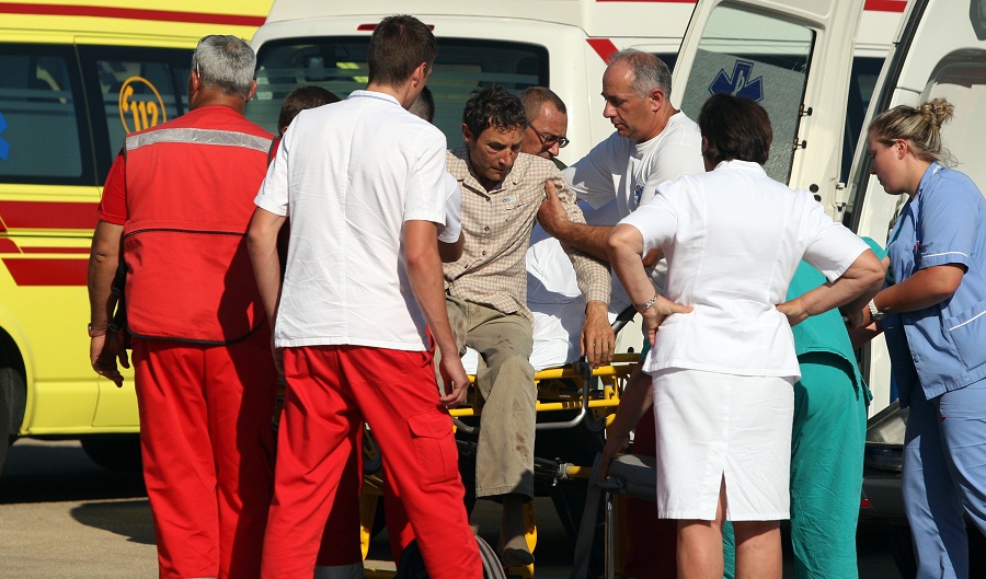 Dan poslije nesrece ceskih turista, Ozlijedjeni Cesi dovezeni su kombijma hitne pomoci iz gospicke bolnice te su ukrcani u avion. Foto: Jure Miskovic / CROPIX Dan poslije nesrece ceskih turista, Ozlijedjeni Cesi dovezeni su kombijma hitne pomoci iz gospicke bolnice te su ukrcani u avion. Foto: Jure Miskovic / CROPIX