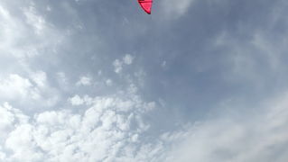 Zadar, 040410.
Na zadarskoj rivi u organizaciji kluba kluba Spinaker odrzala se prva medjunarodna kitesurfing regata, uz sudjelovanje natjecatelja iz Hrvatske, Ceske, Austrije i Slovenije. 
Na fotografiji natjecanje u zadarskom kanalu.
Foto: Vladimir Ivan