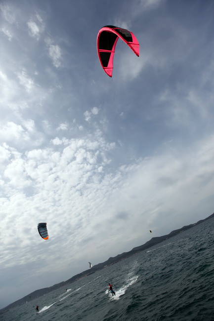 Zadar, 040410.
Na zadarskoj rivi u organizaciji kluba kluba Spinaker odrzala se prva medjunarodna kitesurfing regata, uz sudjelovanje natjecatelja iz Hrvatske, Ceske, Austrije i Slovenije. 
Na fotografiji natjecanje u zadarskom kanalu.
Foto: Vladimir Ivan