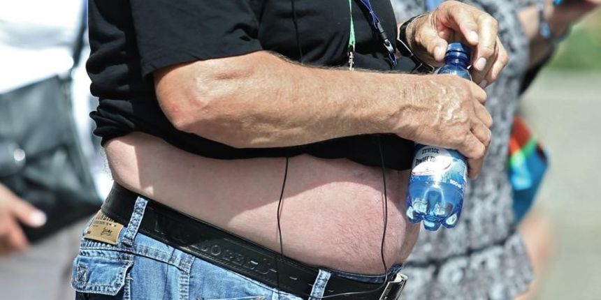 Radi nad prosjecno visokih temperatura za ovo doba godine te zbog jakog sunca gradjani te ostali prolaznici glavnim gradskim trgom odlucili su se za laganiju odjecu. Radi nad prosjecno visokih temperatura za ovo doba godine te zbog jakog sunca gradjani te ostali prolaznici glavnim gradskim trgom odlucili su se za laganiju odjecu.