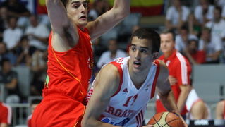 Zadar, 180710.
Dvorana Kresimira Cosica na Visnjiku.
Kosarkaska utakmica za 3.mjesto Prvenstva Europe do 20 godina izmedju Hrvatske i Spanjolske.
Na fotografiji : Ivan Batur u napadu
Foto : Vladimir Ivanov / CROPIX