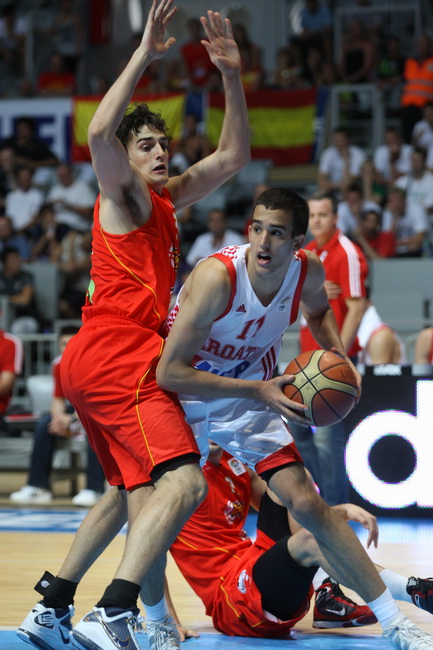 Zadar, 180710.
Dvorana Kresimira Cosica na Visnjiku.
Kosarkaska utakmica za 3.mjesto Prvenstva Europe do 20 godina izmedju Hrvatske i Spanjolske.
Na fotografiji : Ivan Batur u napadu
Foto : Vladimir Ivanov / CROPIX