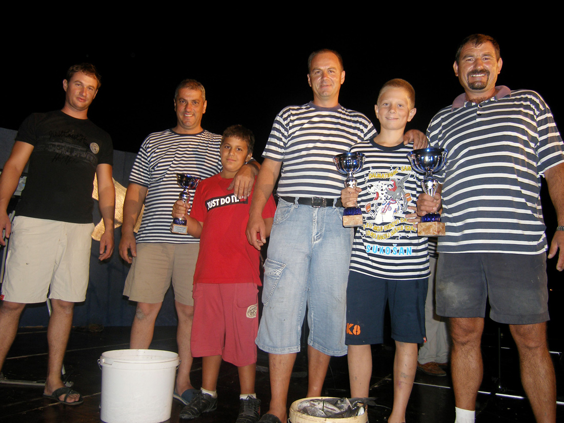 SUKOSAN, 13.08.2007. Trke tovarov, Noc svicarenja, klape Zapivajmo Kasijanu, vatromet
– najbolji ribari s ostima “na svicu”