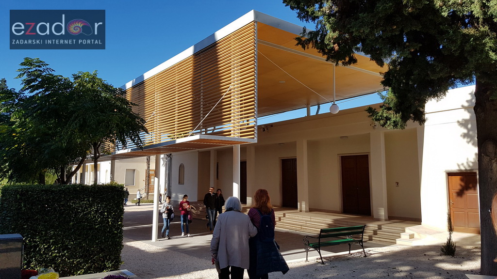 Blagdan Svih svetih na zadarskim grobljima. Nadstrešnica- Gradsko groblje