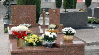 Usprkos jakom jugu, gradsko groblje Belafuza danas je zasjalo toplim bojama cvijeca i svijeca kojima su gradjani ukrasili posljednja pocivalista svojih najdrazih, Foto: Mladen Malik Usprkos jakom jugu, gradsko groblje Belafuza danas je zasjalo toplim bojama cvijeca i svijeca kojima su gradjani ukrasili posljednja pocivalista svojih najdrazih, Foto: Mladen Malik