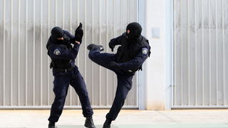 Zadar, 280912.
U sjedistu Policijske uprave zadarske u Centru Franko Lisica u Zadru, odrzala se svecana proslava Dana policije. Uz govor novog nacelnika PU zadarske Nevena Paskalina odrzana je i pokazna vjezba zadarskih specijalaca.
Na fotografiji: pokazn Zadar, 280912.
U sjedistu Policijske uprave zadarske u Centru Franko Lisica u Zadru, odrzala se svecana proslava Dana policije. Uz govor novog nacelnika PU zadarske Nevena Paskalina odrzana je i pokazna vjezba zadarskih specijalaca.
Na fotografiji: pokazn