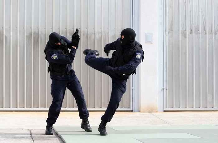 Zadar, 280912.
U sjedistu Policijske uprave zadarske u Centru Franko Lisica u Zadru, odrzala se svecana proslava Dana policije. Uz govor novog nacelnika PU zadarske Nevena Paskalina odrzana je i pokazna vjezba zadarskih specijalaca.
Na fotografiji: pokazn Zadar, 280912.
U sjedistu Policijske uprave zadarske u Centru Franko Lisica u Zadru, odrzala se svecana proslava Dana policije. Uz govor novog nacelnika PU zadarske Nevena Paskalina odrzana je i pokazna vjezba zadarskih specijalaca.
Na fotografiji: pokazn