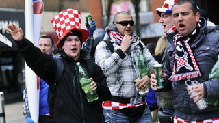 Swansea (Wales), 260313.
Swansea uoci kvalifikacijske utakmice za Svjetsko prvenstvo u Brazilu, 2014. godine, izmedju reprezentacija Walesa i Hrvatske.
Hrvatski navijaci u centru grada, prije vecerasnje nogometne utakmice .
Foto: Boris Kovacev / CROPIX