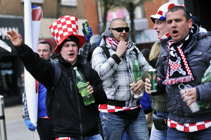 Swansea (Wales), 260313.
Swansea uoci kvalifikacijske utakmice za Svjetsko prvenstvo u Brazilu, 2014. godine, izmedju reprezentacija Walesa i Hrvatske.
Hrvatski navijaci u centru grada, prije vecerasnje nogometne utakmice .
Foto: Boris Kovacev / CROPIX
