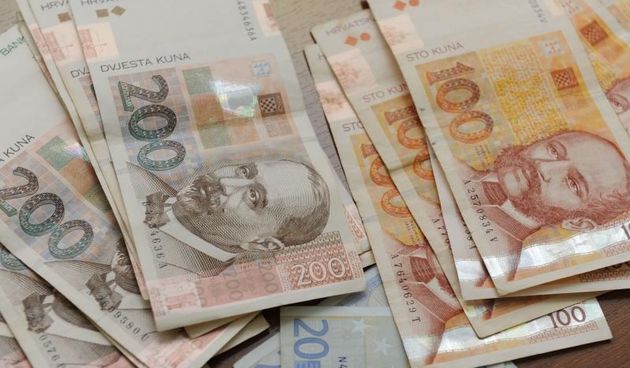 U dvije odvojene akcije policijski sluzbenici odjela za droge zaplijenili su vecu kolicinu droge, heroina te marihuane koja na crnom trzistu vrijedi vise od pola milijuna kuna. Na konfereciji za medije u PU Sibenik medijima su se obratili Ivica Kostanic,