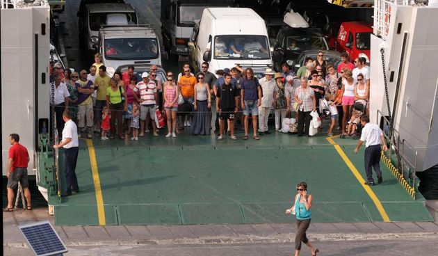 Zadar – Guzve na trajektnom pristanistu ne jenjavaju cijeli dan. Photo: Dino Stanin/PIXSELL Autor  Dino Stanin/PIXSELL KLJUČNE RIJEČI  turisticka sezona, Jadrolinija, guzve, trajekt, turizam, guzva, ljeto, turisti