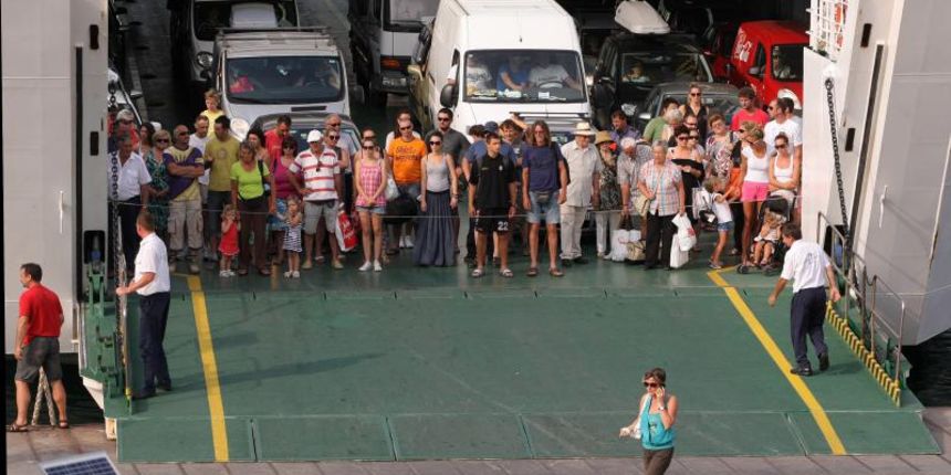 Zadar – Guzve na trajektnom pristanistu ne jenjavaju cijeli dan. Photo: Dino Stanin/PIXSELL Autor  Dino Stanin/PIXSELL KLJUČNE RIJEČI  turisticka sezona, Jadrolinija, guzve, trajekt, turizam, guzva, ljeto, turisti