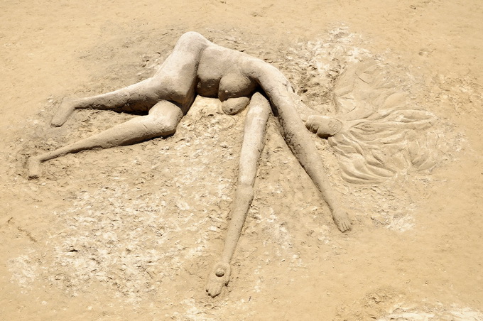 Lopar, 150612.
Nakon tri dana zavrsen je Prvi festival skulpture u pijesku
Najpjescanija plaza u Loparu, Rajska plaza ugostila je umjetnike i studente likovne akademije iz Zagreba na prvom festivalu skulpture u pijesku. Ukupno je izradjeno sedam skulptur Lopar, 150612.
Nakon tri dana zavrsen je Prvi festival skulpture u pijesku
Najpjescanija plaza u Loparu, Rajska plaza ugostila je umjetnike i studente likovne akademije iz Zagreba na prvom festivalu skulpture u pijesku. Ukupno je izradjeno sedam skulptur