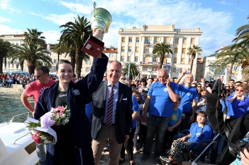Dina Levačić otplivala humanitarni maraton između Trogira i Splita za Udrugu Anđeli. Foto: Miranda Cikotić/PIXSELL Dina Levačić otplivala humanitarni maraton između Trogira i Splita za Udrugu Anđeli. Foto: Miranda Cikotić/PIXSELL