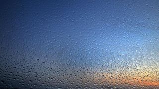 22.12.2013., Zadar – Neobicno toplo vrijeme za prve dane zime dodatni je poticaj za otisnuti se na more i uloviti koju lignju za Badnju vecer. Iako zbog oseke gotovo da nisu mogli isploviti, dva Privlacanca na nedjeljno poslijepodne udaljila su se od ob