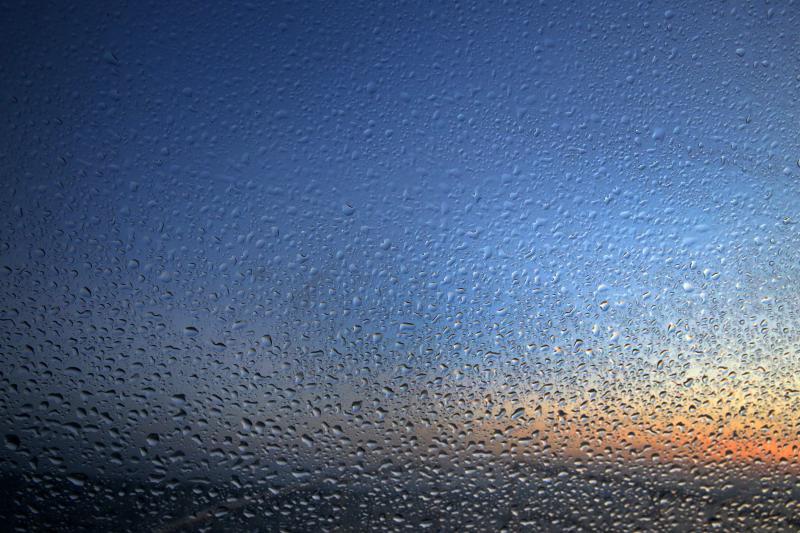 22.12.2013., Zadar – Neobicno toplo vrijeme za prve dane zime dodatni je poticaj za otisnuti se na more i uloviti koju lignju za Badnju vecer. Iako zbog oseke gotovo da nisu mogli isploviti, dva Privlacanca na nedjeljno poslijepodne udaljila su se od ob