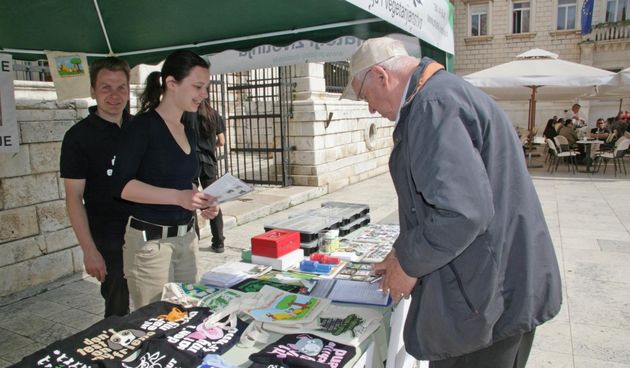 Zadar – Udruga prijatelji zivotinja organizirali su potpisivanje peticije za zabranu plasticnih vrecica te su pritom dijelili platnene. Photo: Zeljko Mrsic/24sata