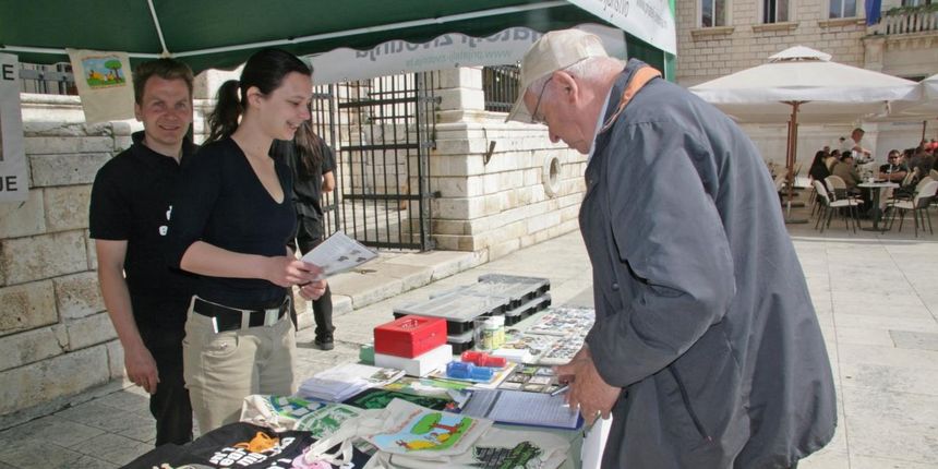 Zadar – Udruga prijatelji zivotinja organizirali su potpisivanje peticije za zabranu plasticnih vrecica te su pritom dijelili platnene. Photo: Zeljko Mrsic/24sata Zadar – Udruga prijatelji zivotinja organizirali su potpisivanje peticije za zabranu plasticnih vrecica te su pritom dijelili platnene. Photo: Zeljko Mrsic/24sata