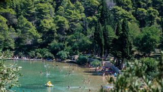 Uvala Lovrečina: Egzotična pješčana oaza na Braču u kojoj su uživali i stari Rimljani Uvala Lovrečina: Egzotična pješčana oaza na Braču u kojoj su uživali i stari Rimljani