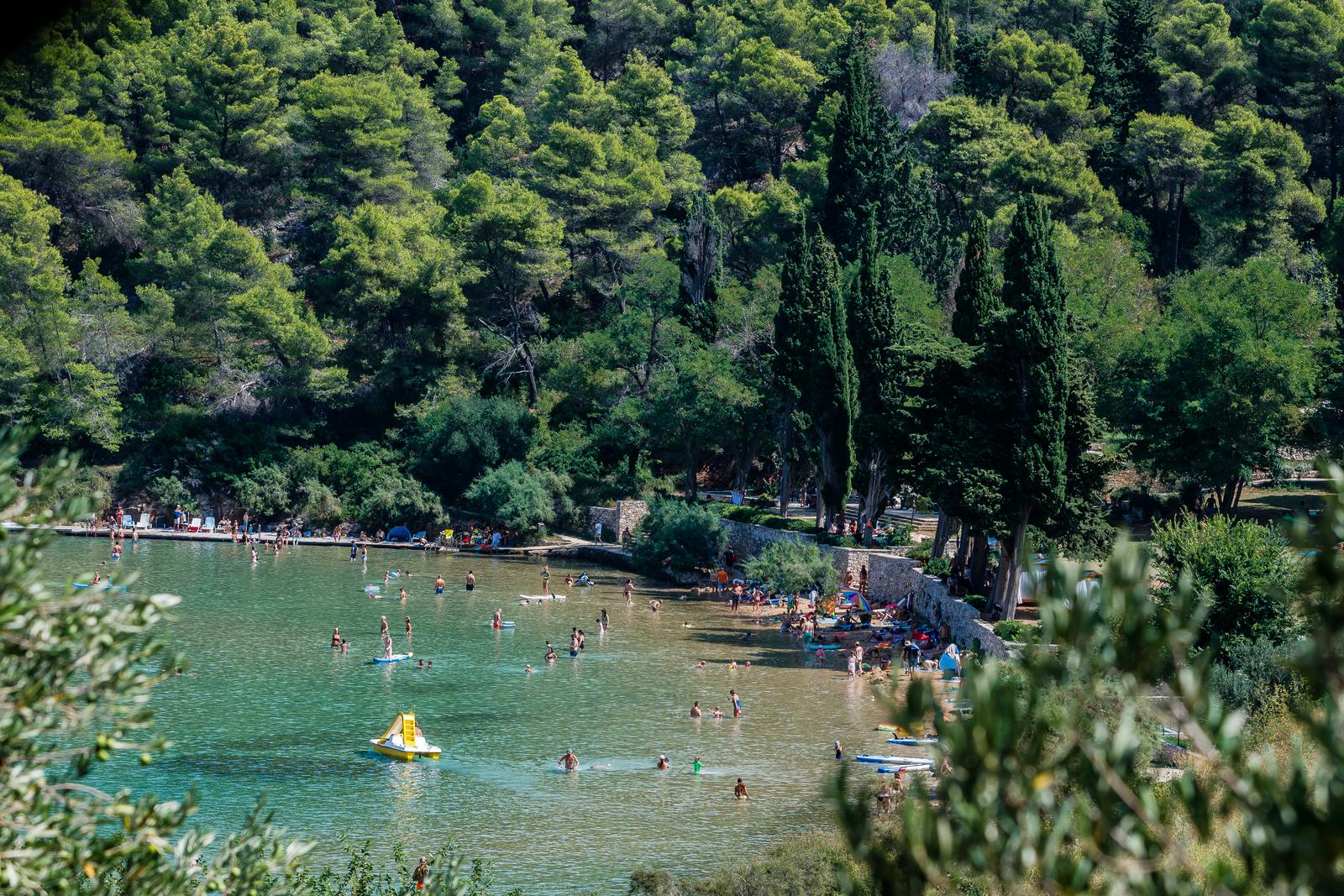 Uvala Lovrečina: Egzotična pješčana oaza na Braču u kojoj su uživali i stari Rimljani Uvala Lovrečina: Egzotična pješčana oaza na Braču u kojoj su uživali i stari Rimljani