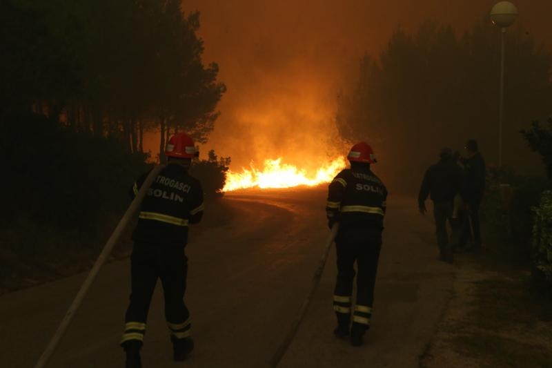 Žrnovnica: Vatra je sve bliže Splitu, nebo je prekriveno dimom Žrnovnica: Vatra je sve bliže Splitu, nebo je prekriveno dimom