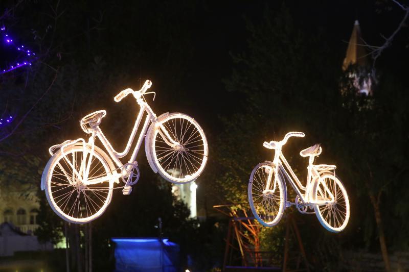 Perivoj Jelene Madijevke na trgu Pet bunara dobio je novo bozicno ruho. Photo: Filip Brala/PIXSELL Perivoj Jelene Madijevke na trgu Pet bunara dobio je novo bozicno ruho. Photo: Filip Brala/PIXSELL