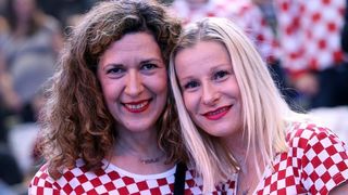 Hrvatski navijači u Parizu na utakmici Slovenija – Hrvatska za 3. mjesto na Svjetskom prvenstvu