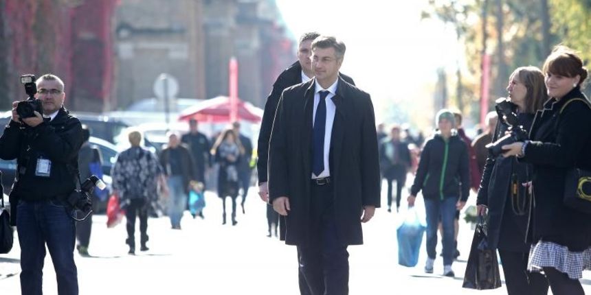 Uoci blagdana Svi svetih predsjednik Vlade RH Andrej Plenkovic sa suradnicima, polozio je vijence kod spomenika Glas hrvatske zrtve – Zid boli. Photo: Sanjin Strukic/PIXSELL