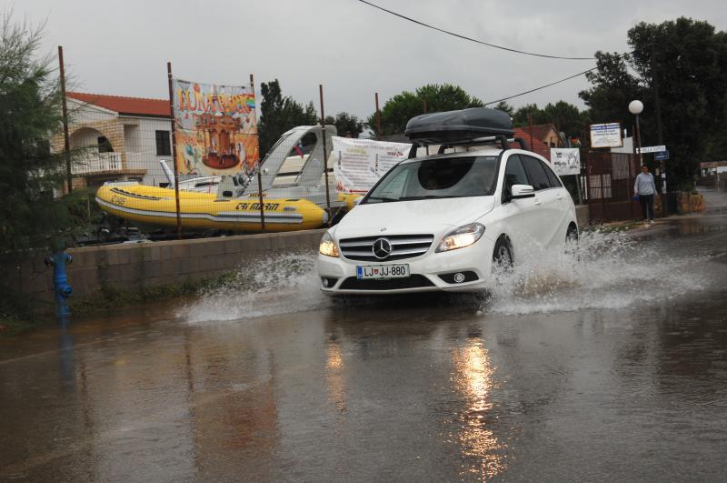 Otok Vir gotovo je potopljen uslijed jakog kišnog i grmljavinskog nevremena koje traje već drugi dan, Photo: Damir Špehar/PIXSELL Otok Vir gotovo je potopljen uslijed jakog kišnog i grmljavinskog nevremena koje traje već drugi dan, Photo: Damir Špehar/PIXSELL