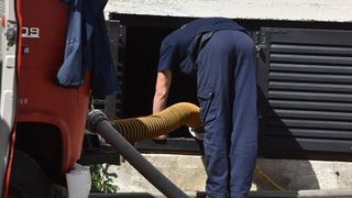 Dan poslije: Vatrogasci ispumpavaju vodu iz poplavljenih objekata