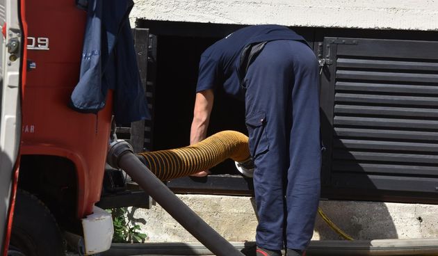 Dan poslije: Vatrogasci ispumpavaju vodu iz poplavljenih objekata